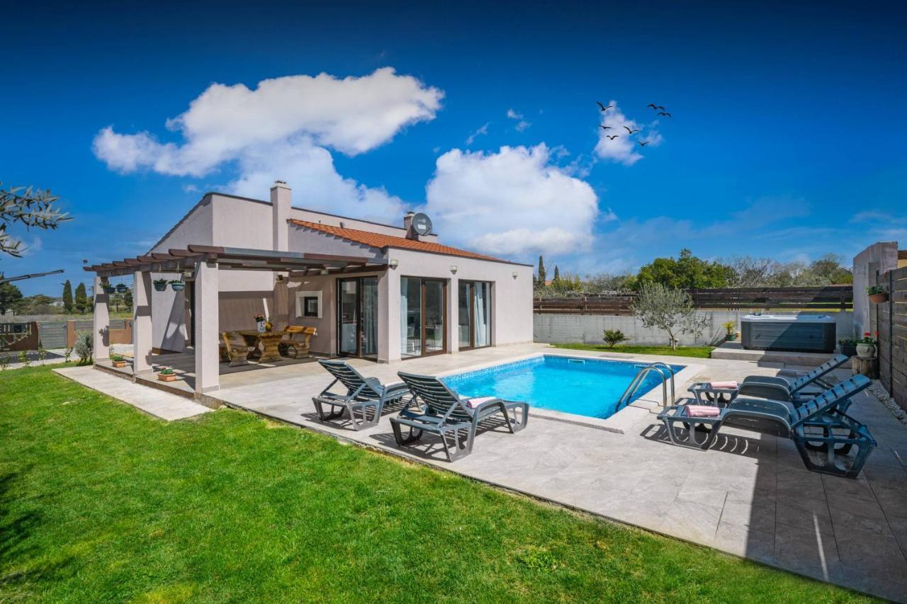 Bobo Family House With Pool Villa Vodnjan Exteriör bild