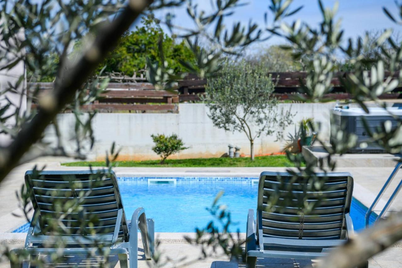 Bobo Family House With Pool Villa Vodnjan Exteriör bild