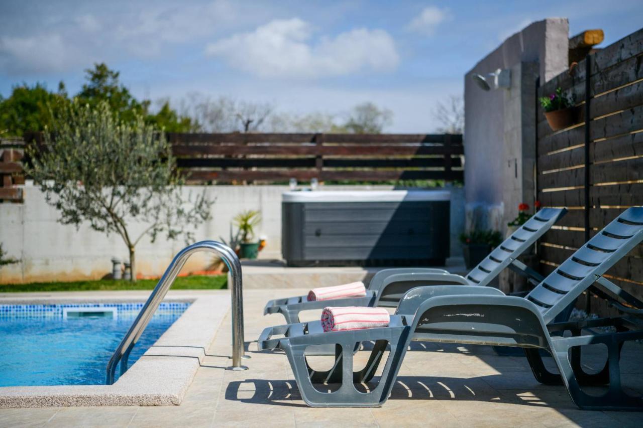 Bobo Family House With Pool Villa Vodnjan Exteriör bild