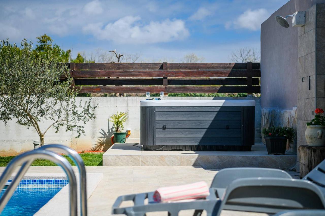 Bobo Family House With Pool Villa Vodnjan Exteriör bild